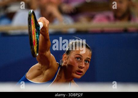 PARIGI, FRANCIA - 31 LUGLIO 2024: - Marta Kostyuk (UKR) contro donna Vekic (CRO) - quarti di finale di singolare femminile, Tennis, Giochi Olimpici Parigi 2024. Alla Rolan Foto Stock