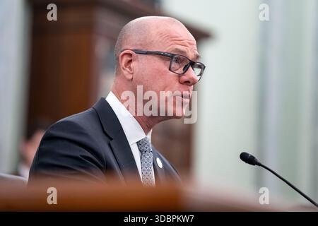 Washington, Stati Uniti. 17 dicembre 2025. Bryan Bedford, amministratore della Federal Aviation Administration (FAA), parla durante un'audizione del sottocomitato del Senato per il commercio, la scienza e i trasporti sui piani della FAA per la modernizzazione, il progresso e la responsabilità. Foto di Bonnie Cash/UPI credito: UPI/Alamy Live News Foto Stock