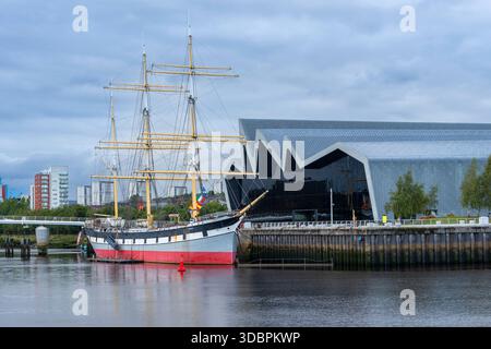 Scozia, Glasgow, fiume Clyde con Riverside Museum Foto Stock