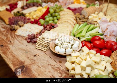 Ampia tavola di salumi in occasione di un evento con una varietà di stuzzichini Foto Stock