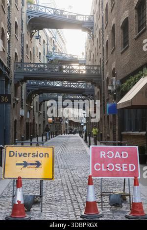 Inghilterra, Londra, Southwark, Shad Thames, Division and Road CLOSED Signs Foto Stock
