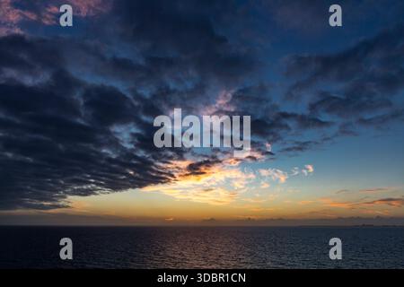 Tramonto, vista dalla nave da crociera sull'Oceano Atlantico, Florida, Stati Uniti, Nord America Foto Stock