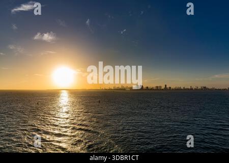 Tramonto, vista da una nave da crociera su Miami e Miami Beach, Florida, USA, Nord America Foto Stock
