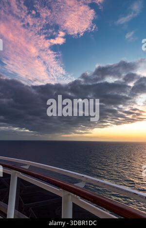 Tramonto, vista dalla nave da crociera sull'Oceano Atlantico, Florida, Stati Uniti, Nord America Foto Stock