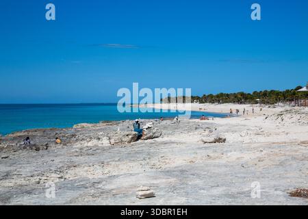 Turisti sulla spiaggia, Lighthouse Bay, isola privata Ocean Cay della linea di crociera MSC Cruises, Ocean Cay, Bahamas, Oceano Atlantico, America centrale, America Foto Stock