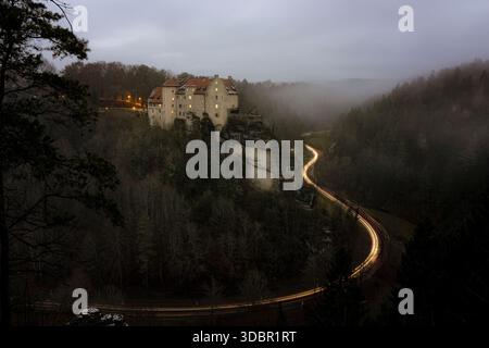 Castello di Rabenstein in serata, castello storico nella Svizzera Franconica con tracce di luce e nebbia Foto Stock