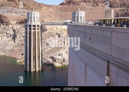Torri di aspirazione della diga di Hoover durante la siccità. Vista sul lago Mead, sui turisti e sul confine con l'Arizona. Foto Stock