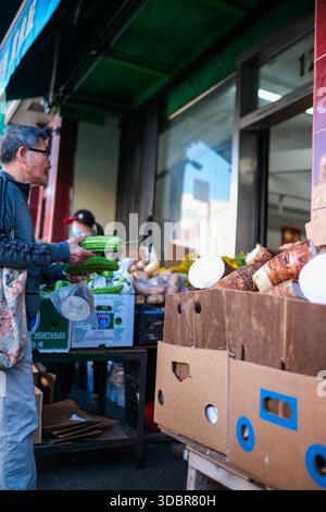 18 OCT 2025 - San Francisco, Stati Uniti - persone locali nei mercati di China Town a San Francisco, alla luce del sole mattutino. Foto Stock