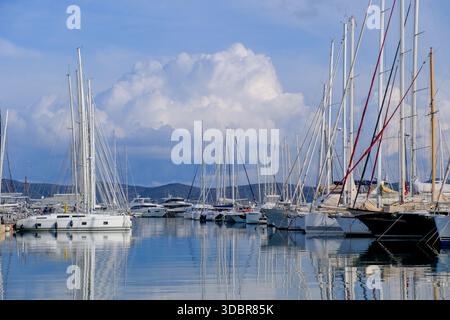 09 DEC 2025 - Sounion, Atene, Grecia - file di yacht a vela e catamarani ormeggiati per l'inverno a Olympic Marina Foto Stock