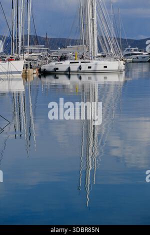 09 DEC 2025 - Sounion, Atene, Grecia - file di yacht a vela e catamarani ormeggiati per l'inverno a Olympic Marina Foto Stock
