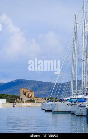 09 DEC 2025 - Sounion, Atene, Grecia - file di yacht a vela e catamarani ormeggiati per l'inverno a Olympic Marina Foto Stock