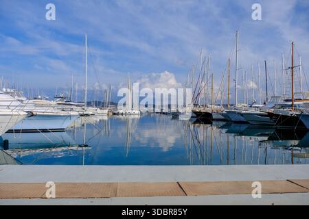 09 DEC 2025 - Sounion, Atene, Grecia - file di yacht a vela e catamarani ormeggiati per l'inverno a Olympic Marina Foto Stock