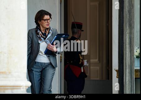 Annie Genevard, Ministro dell'Agricoltura, dell'Agricoltura e della sovranità alimentare. Governo di Sebastien Lecornu. Uscita dalla riunione del Consiglio dei ministri tenutasi mercoledì 17 dicembre presso il Palazzo Elysee. Francia, Parigi, 17 dicembre 2025. Fotografia di Patricia Huchot-Boissier / Agence DyF. Annie Genevard, Ministre de l Agriculture, de l Agro-alimentaire et de la Souverainete alimentaire. Gouvernement de Sebastien Lecornu. Uscita del Conseil des ministres qui s est tenu ce mercredi 17 décembre, au Palais de l'Elysee. Francia, Parigi le 17 décembre 2025. Photographie de Patricia Huchot-Boissier / Agen Foto Stock