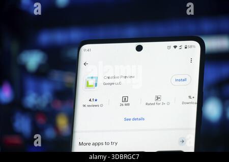 L'interfaccia dell'app Anteprima creativa viene visualizzata su uno smartphone in un'impostazione digitale Foto Stock