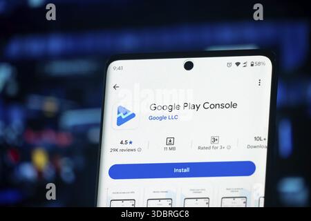 Interfaccia dell'app Google Play Console su uno smartphone progettato per gli sviluppatori Foto Stock