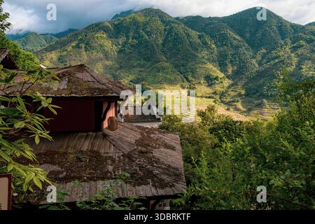 Vista delle montagne e dei campi di riso dell'antica città di Huangling nella contea di Wuyuan, Shangrao, provincia di Jiangxi Foto Stock