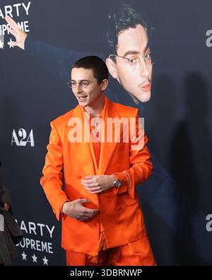 New York, New York, Stati Uniti. 16 dicembre 2025. Timothee Chalamet partecipa alla prima di "Marty Supreme" al Regal Times Square di New York. Crediti: Greg Allen/Alamy Live News. Foto Stock