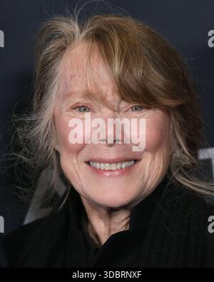New York, New York, Stati Uniti. 16 dicembre 2025. Sissy Spacek partecipa alla prima di "Marty Supreme" al Regal Times Square di New York. Crediti: Greg Allen/Alamy Live News. Foto Stock