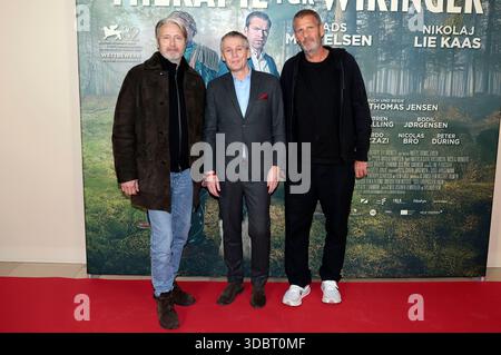 Mads Mikkelsen, Thomas Ostrup Moller und Anders Thomas Jensen bei der Premiere des Kinofilms 'Therapie für Wikinger / Den sidste viking / The Last viking' im Kino im Delphi-Filmpalast. Berlino, 17.12.2025 Foto Stock