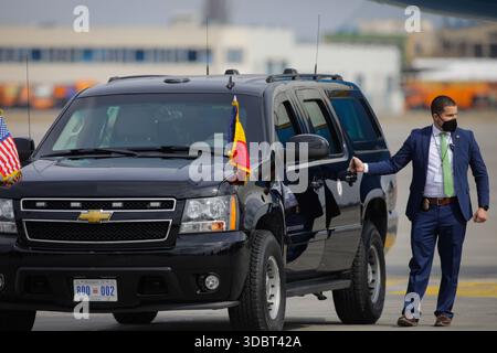 Otopeni, Romania - 11 marzo 2022: Agenti dei servizi segreti durante una visita ufficiale di un dignitario statunitense. Foto Stock
