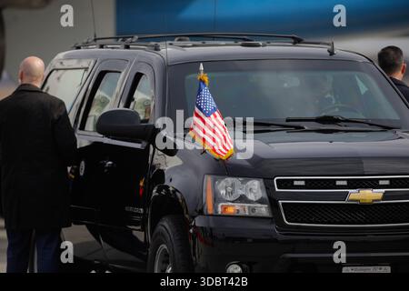 Otopeni, Romania - 11 marzo 2022: Agenti dei servizi segreti durante una visita ufficiale di un dignitario statunitense. Foto Stock