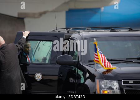 Otopeni, Romania - 11 marzo 2022: Agenti dei servizi segreti durante una visita ufficiale di un dignitario statunitense. Foto Stock