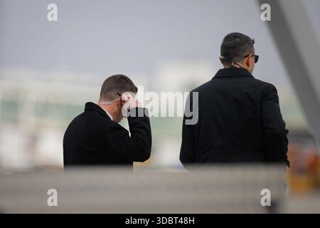Otopeni, Romania - 11 marzo 2022: Otopeni, Romania - 11 marzo 2022: Agenti dei servizi segreti durante la visita di un dignitario degli Stati Uniti. Foto Stock
