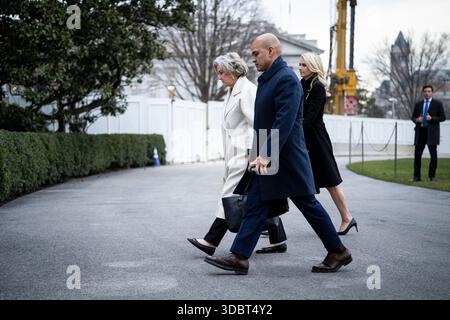 Susie Wiles, capo dello staff della Casa Bianca, da sinistra, Walt Nauta, direttore delle operazioni degli uffici ovali della Casa Bianca, e Natalie Harp, aiutante del presidente degli Stati Uniti Donald Trump, camminano sul South Lawn della Casa Bianca dopo essere arrivati su Marine One a Washington, DC, USA, mercoledì 17 dicembre, 2025. il presidente DEGLI STATI UNITI Donald Trump ha reso omaggio a due soldati americani e a un interprete uccisi in un'imboscata in Siria, mentre i loro resti sono stati restituiti mercoledì alla base dell'aeronautica di dover, nel Delaware. Foto di Graeme Sloan/Pool/ABACAPRESS.COM credito: Abaca Press/Alamy Live News Foto Stock