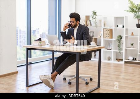 Imprenditore su Telefono in ufficio Foto Stock