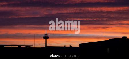 Colonia, Germania. 18 dicembre 2025. Il sole sorge dietro la torre televisiva Colonius. Crediti: Rolf Vennenbernd/dpa/Alamy Live News Foto Stock
