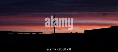 Colonia, Germania. 18 dicembre 2025. Il sole sorge dietro la torre televisiva Colonius. Crediti: Rolf Vennenbernd/dpa/Alamy Live News Foto Stock