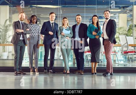 Team di professionisti felici e sorridenti che lavorano in ufficio Foto Stock