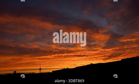 Colonia, Germania. 18 dicembre 2025. Il sole sorge dietro la torre televisiva Colonius. Crediti: Rolf Vennenbernd/dpa/Alamy Live News Foto Stock