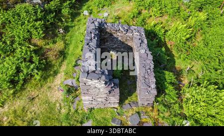 Vista aerea di un edificio in ardesia in rovina presso la cava di ardesia di Glyn Rhonwy Foto Stock
