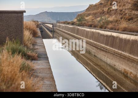 Canale d'acqua a Los Monegros. Industria idrica. Huesca, Aragona. Spagna Foto Stock