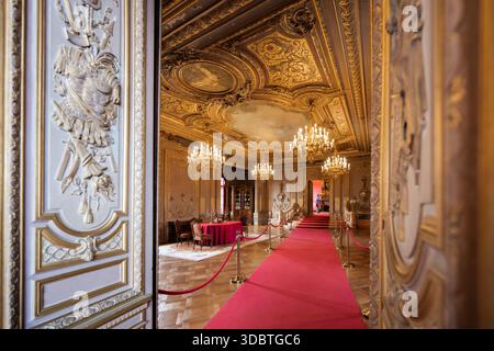 Sigmaringen, Germania - 09 settembre 2025: Vista della sala del castello di Hohenzollernschloss, dove dettagli ornati in foglia d'oro contrastano con il ricco tappeto rosso e Foto Stock