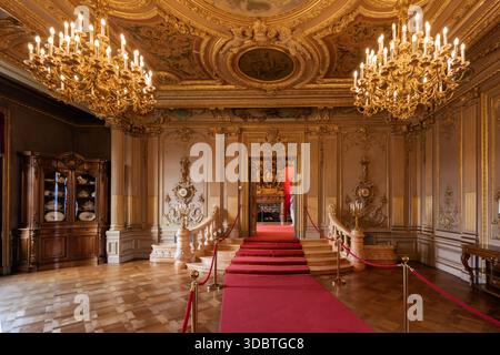 Sigmaringen, Germania - 09 settembre 2025: Vista del castello di Hohenzollernschloss con i suoi ornati dettagli d'oro, il ricco pavimento in legno e le lussuose carpe rosse Foto Stock
