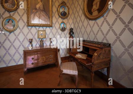 Sigmaringen, Germania - 09 settembre 2025: Vista degli interni del castello di Hohenzollernschloss, dove i mobili antichi contrastano con i ritratti ornati Foto Stock