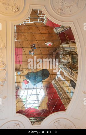 Sigmaringen, Germania - 09 settembre 2025: Veduta del soffitto del castello di Hohenzollernschloss, un'affascinante miscela di colori, texture e toni, incorniciata Foto Stock