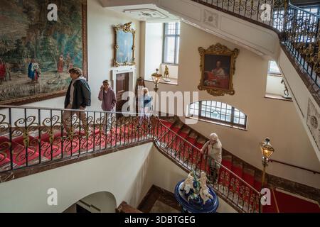 Sigmaringen, Germania - 09 settembre 2025: Veduta dell'interno del castello di Hohenzollernschloss, dove il tappeto rosso contrasta con l'oro ornato incornicia un Foto Stock