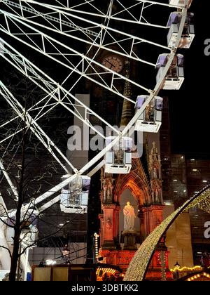 Mercatini di Natale di Manchester. Ruota panoramica illuminata di notte in Albert Square. Foto Stock