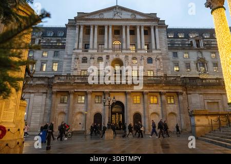 Londra, Inghilterra, Regno Unito. 18 dicembre 2025. Una visione generale della Banca d'Inghilterra è vista da Cornhill nella City di Londra prima di una decisione sui tassi di interesse, il 18 dicembre 2025. (Credit Image: © Thomas Krych/ZUMA Press Wire) SOLO PER USO EDITORIALE! Non per USO commerciale! Foto Stock