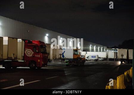 © PHOTOPQR/LE PARISIEN/Ahmed Benazzouz ; Aulnay-Sous-Bois ; 16/12/2025 ; A Aulnay-sous-bois dans un des entrepots GLS (General Logistics Systems) en France le 16 dicembre 2025 Pour faire face au coup de feu de Noel, le transporteur a eu recours a une boite d interim un peu particuliere ye lui a speciales es es es 3. LP/Ahmed Benazzouz Aulnay sous Bois, Francia, 16 dicembre 2025 ad Aulnay-sous-bois in uno dei magazzini GLS (General Logistics Systems) in Francia il 16 dicembre 2025 per far fronte alla corsa natalizia, il vettore ha fatto ricorso a un impiego temporaneo piuttosto insolito Foto Stock