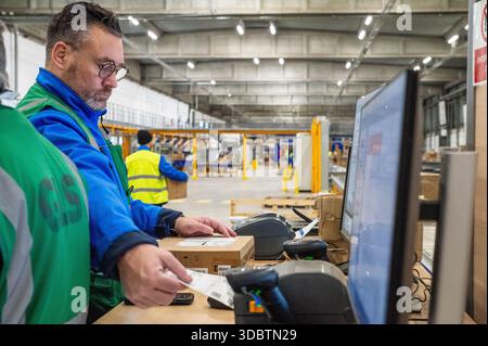 © PHOTOPQR/LE PARISIEN/Ahmed Benazzouz ; Aulnay-Sous-Bois ; 16/12/2025 ; A Aulnay-sous-bois dans un des entrepots GLS (General Logistics Systems) en France le 16 dicembre 2025 Pour faire face au coup de feu de Noel, le transporteur a eu recours a une boite d interim un peu particuliere ye lui a speciales es es es 3. Julien LP/Ahmed Benazzouz Aulnay sous Bois, Francia, 16 dicembre 2025 ad Aulnay-sous-bois in uno dei magazzini GLS (General Logistics Systems) in Francia il 16 dicembre 2025 per far fronte alla fretta natalizia, il vettore ha fatto ricorso a una e temporanea piuttosto insolita Foto Stock