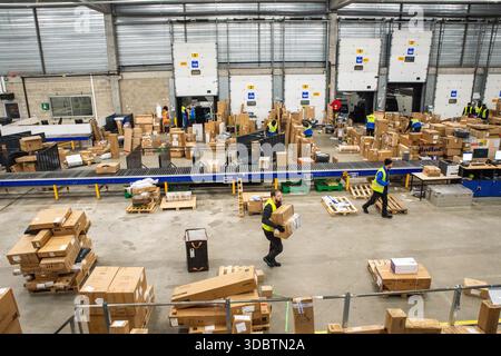 © PHOTOPQR/LE PARISIEN/Ahmed Benazzouz ; Aulnay-Sous-Bois ; 16/12/2025 ; A Aulnay-sous-bois dans un des entrepots GLS (General Logistics Systems) en France le 16 dicembre 2025 Pour faire face au coup de feu de Noel, le transporteur a eu recours a une boite d interim un peu particuliere ye lui a speciales es es es 3. LP/Ahmed Benazzouz Aulnay sous Bois, Francia, 16 dicembre 2025 ad Aulnay-sous-bois in uno dei magazzini GLS (General Logistics Systems) in Francia il 16 dicembre 2025 per far fronte alla corsa natalizia, il vettore ha fatto ricorso a un impiego temporaneo piuttosto insolito Foto Stock