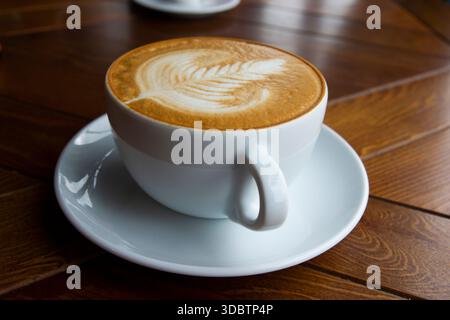 Una tazza grande di cappuccino aromatizzato. Foto Stock