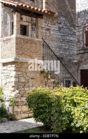 Porec, Croazia, Istria - 25 settembre 2023: Casa romanica del XIII secolo, uno degli esempi di architettura residenziale del periodo romanico. Foto Stock