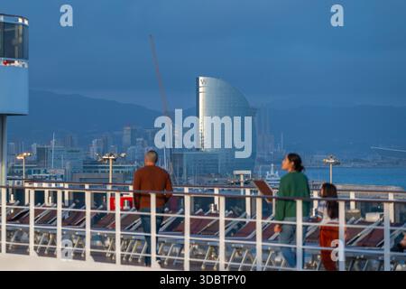 Vista dello skyline di Barcellona dal ponte delle navi da crociera Foto Stock