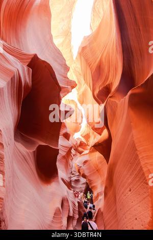 Travi luminose e pareti di arenaria fluenti nell'Antelope Canyon, Arizona, Stati Uniti Foto Stock