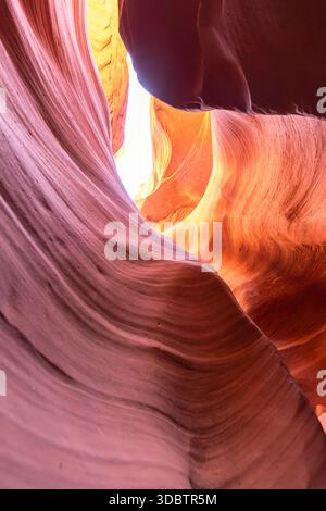 Travi luminose e pareti di arenaria fluenti nell'Antelope Canyon, Arizona, Stati Uniti Foto Stock